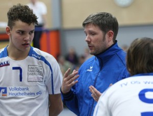 Trainer Daniel Bock mit Marek Bender