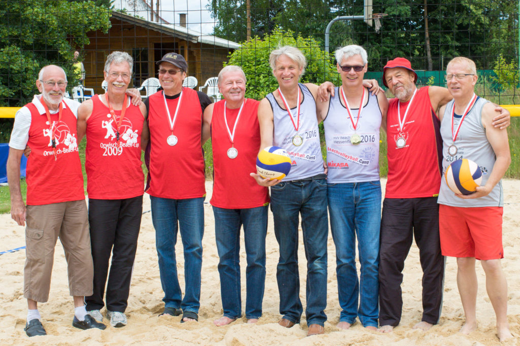 von Links in der Reihenfolge: die Ü65 Meister Deyer/Gleitsmann, Silber Ü59 an Graubner/Klemm, Gold an von der Lühe/Rücker und Bronze an Weckmann/Schröder.